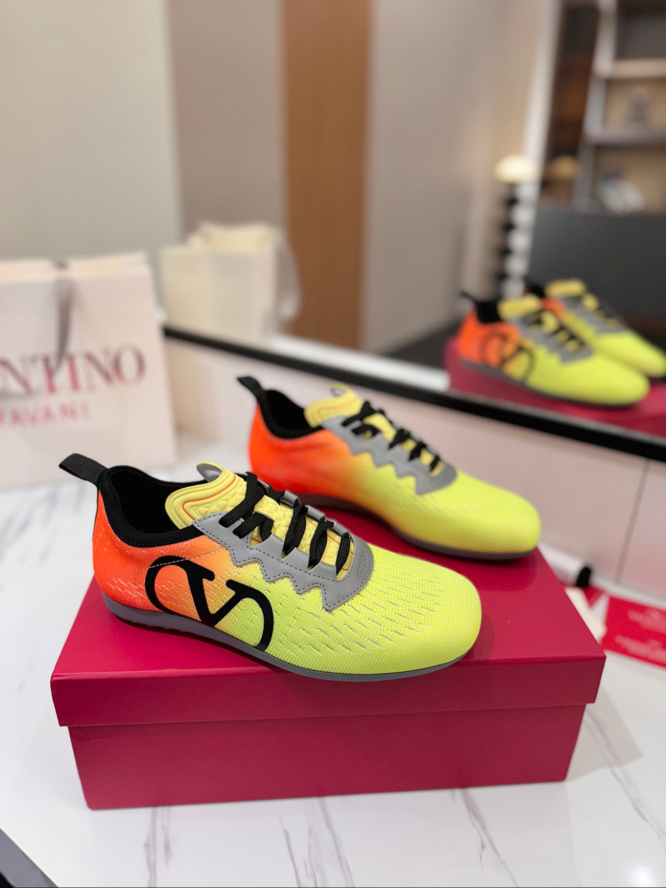 발렌티노 남녀공용 스니커즈 신발 운동화