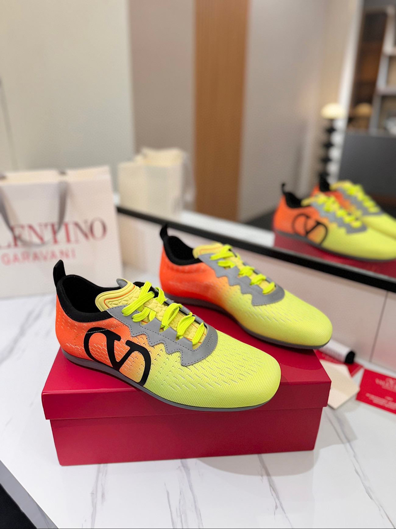 발렌티노 남녀공용 스니커즈 신발 운동화