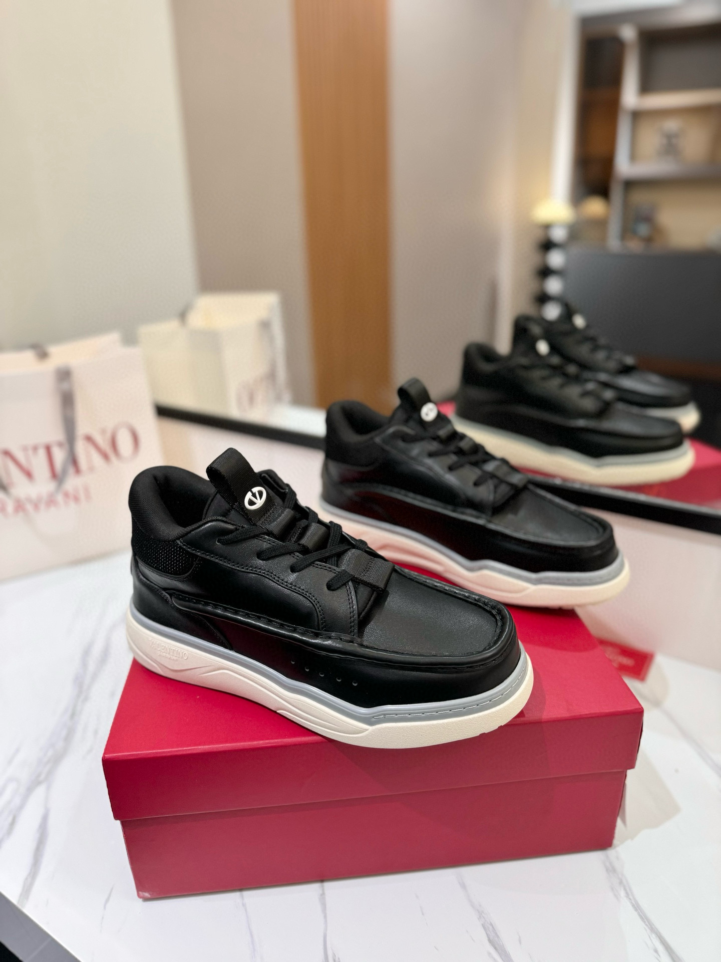 발렌티노 남녀공용 스니커즈 신발 운동화