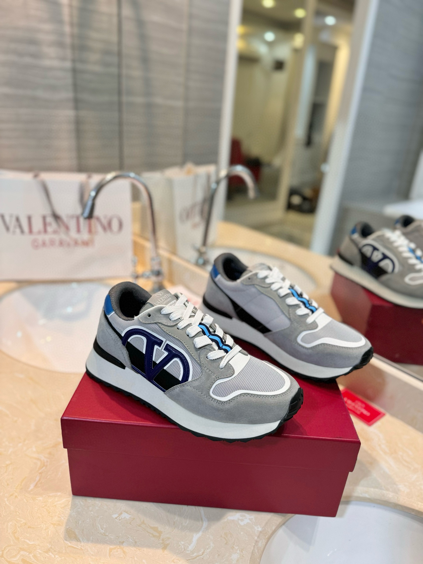 발렌티노 남녀공용 스니커즈 신발 운동화