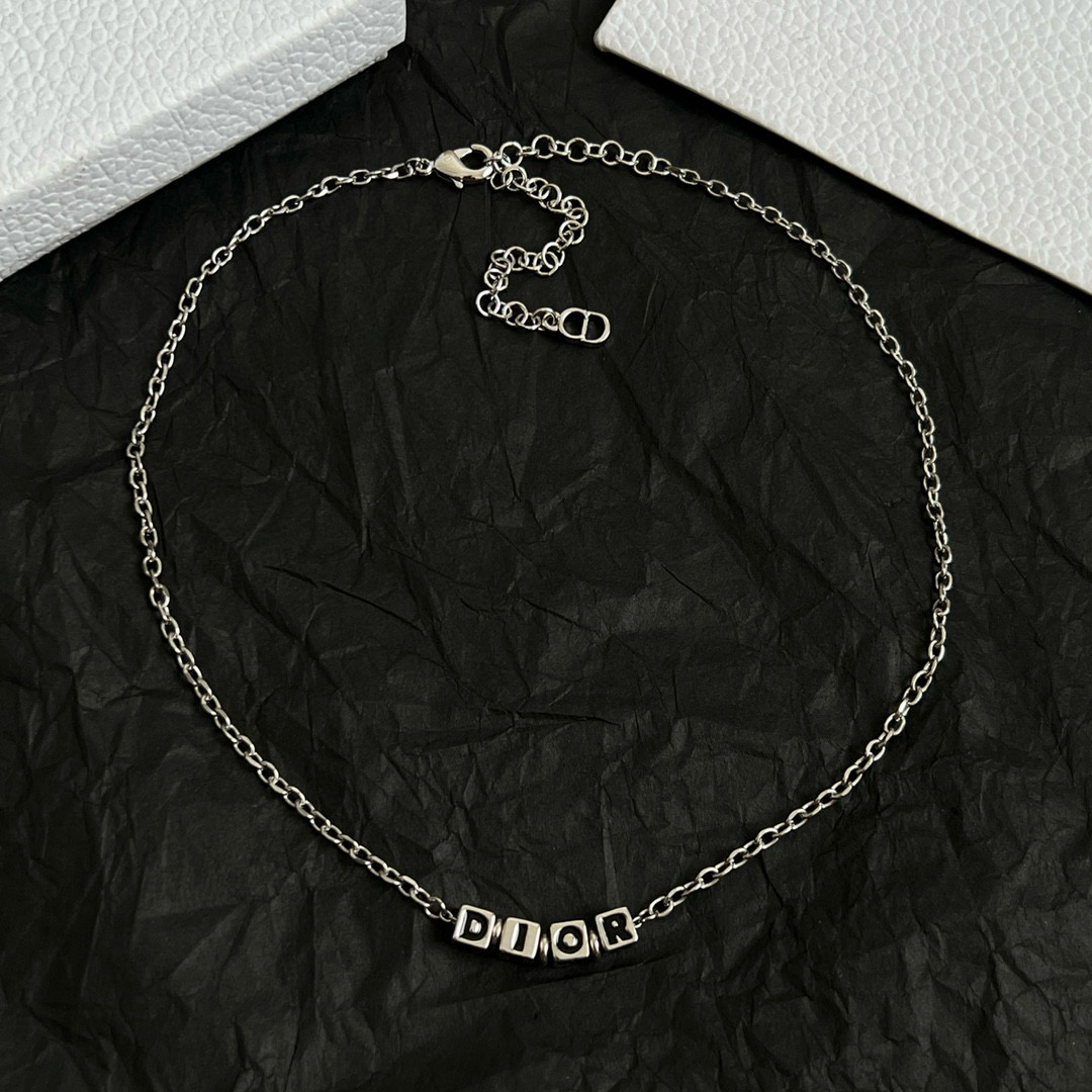 디올 목걸이