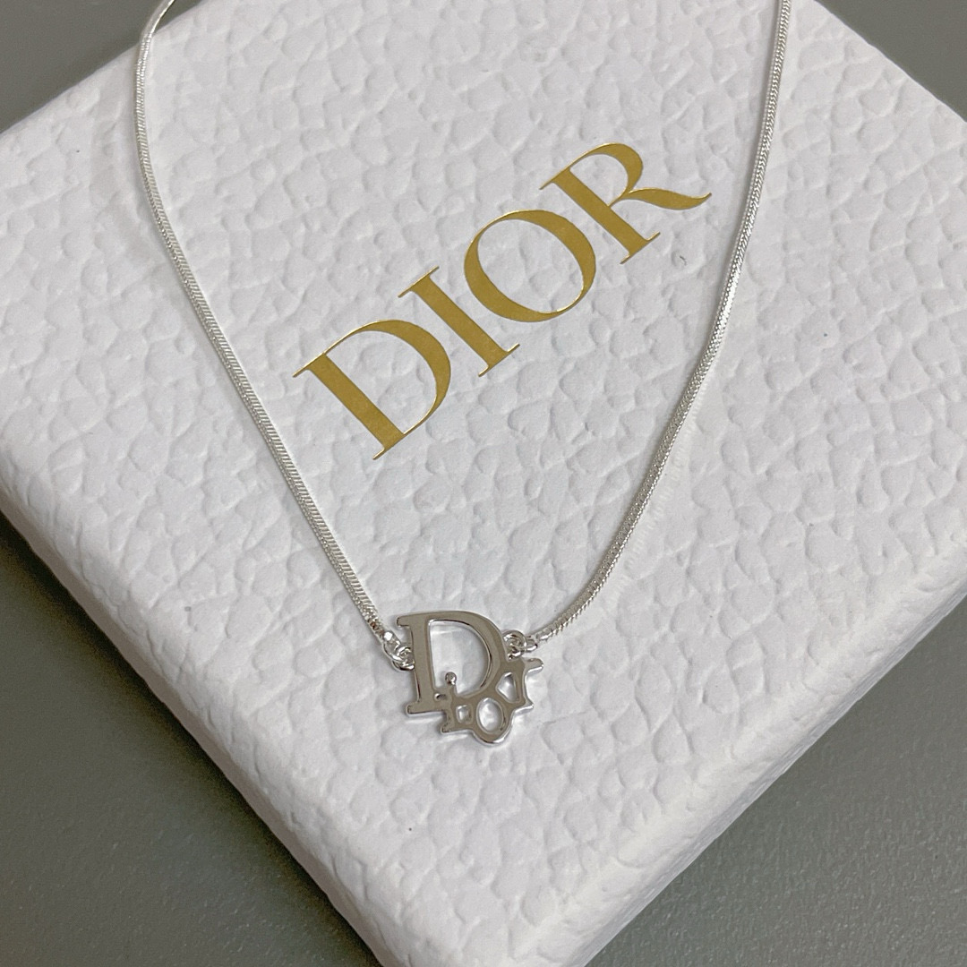 디올 목걸이