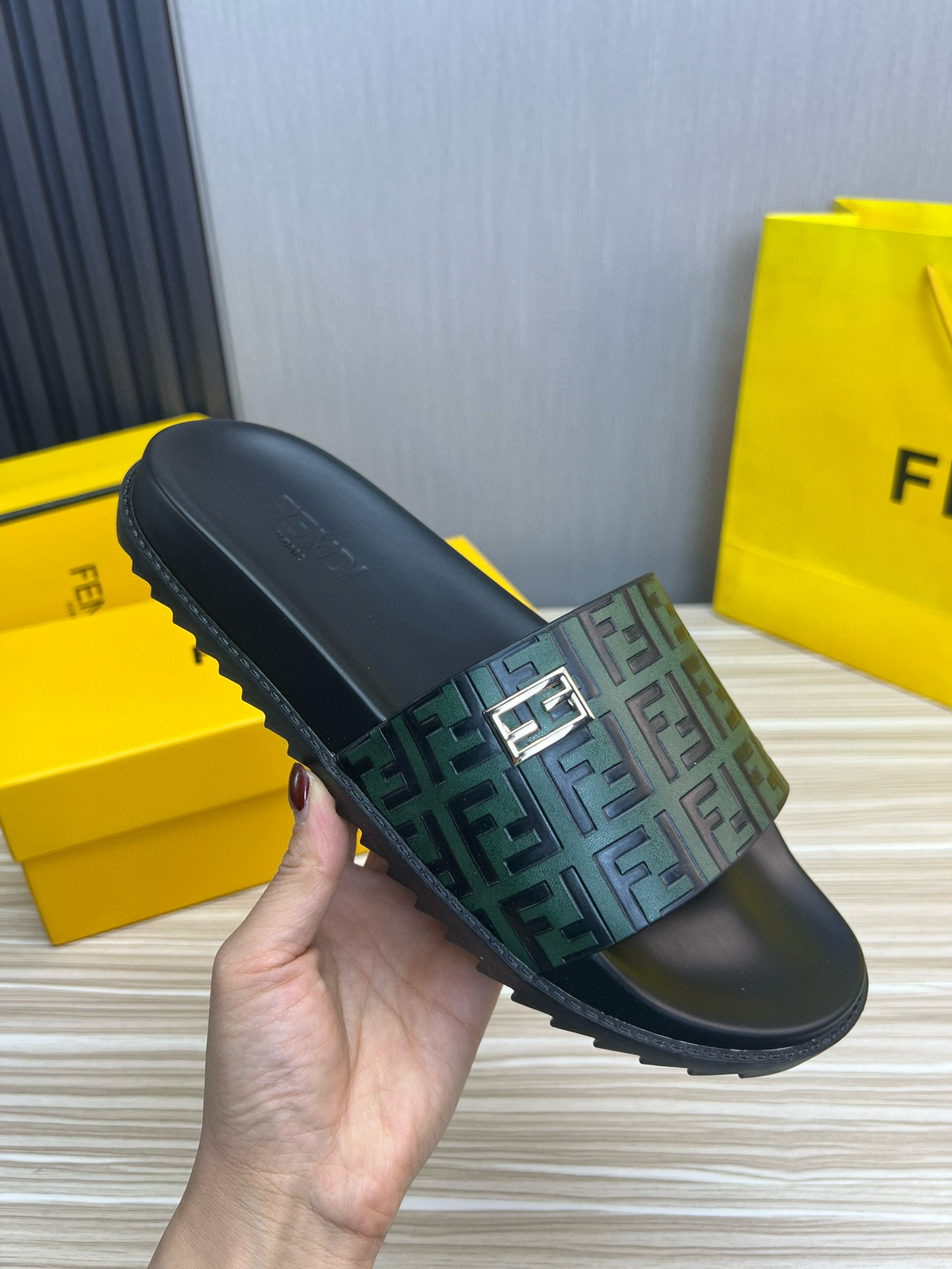 펜디 남자 슬리퍼