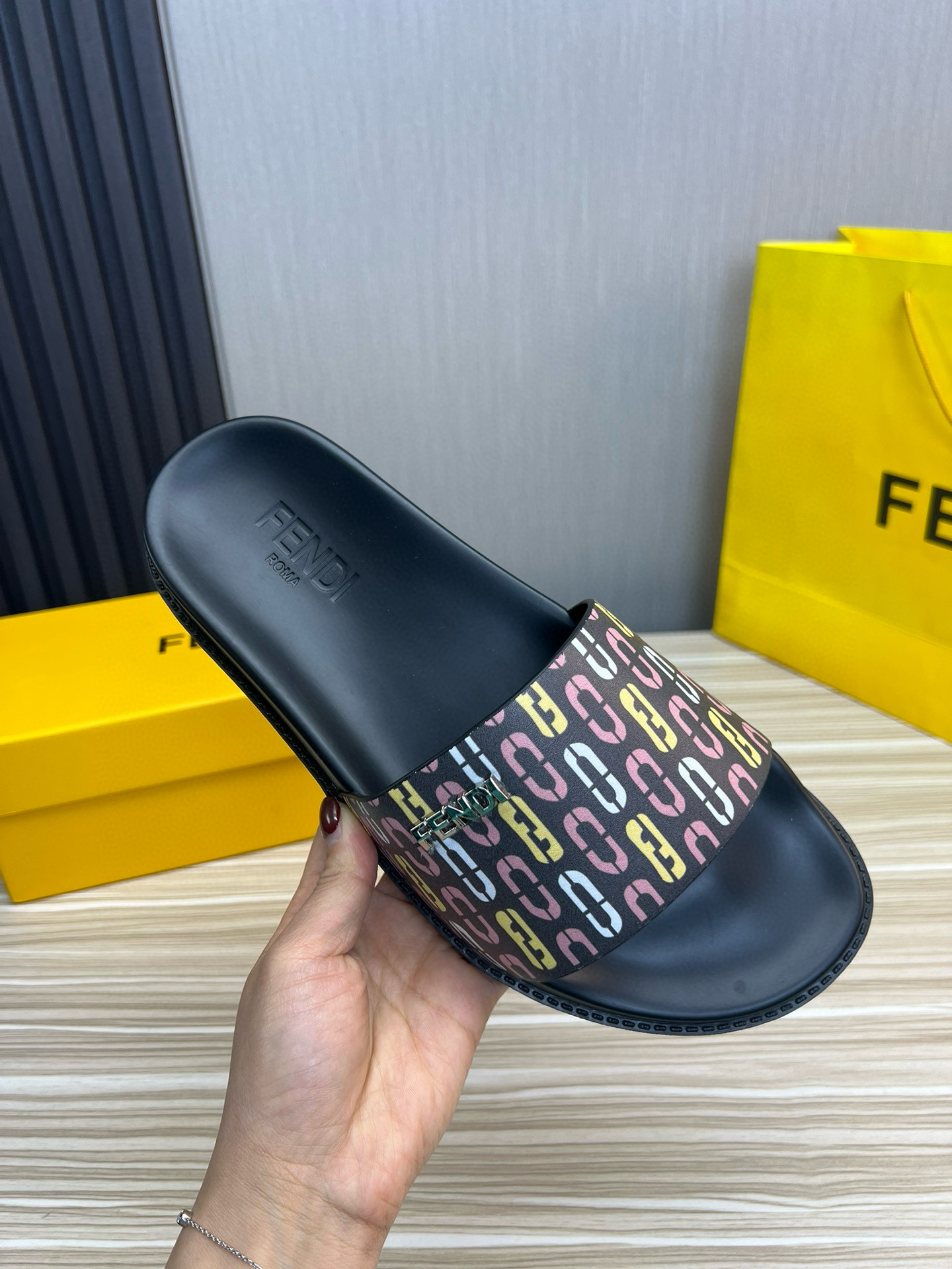 펜디 남자 슬리퍼