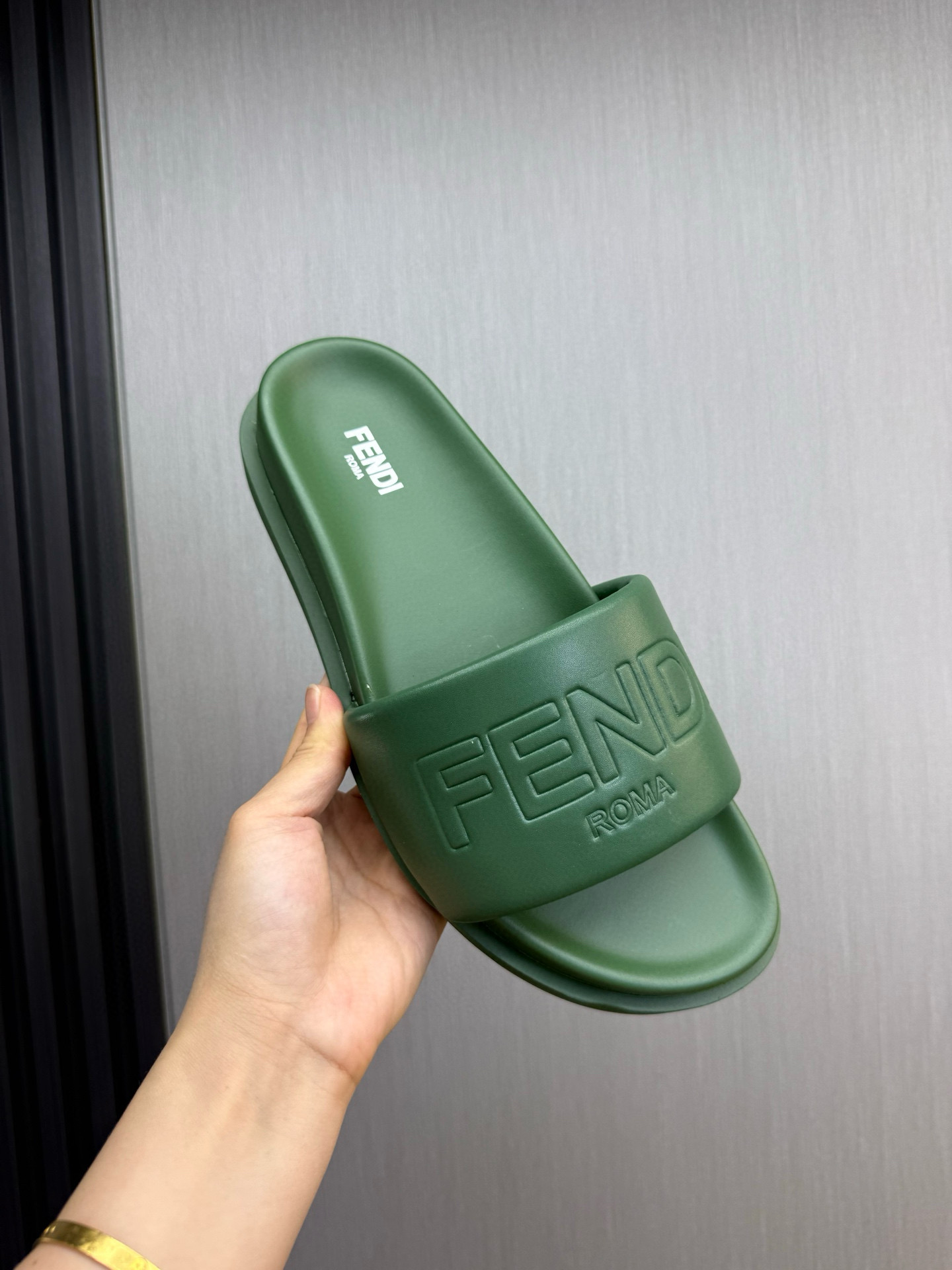 펜디 남자 슬리퍼