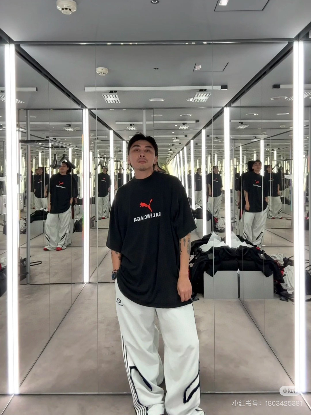 발렌시아가 남녀공용 반팔티